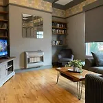 Grove House - 4 Bedroom Sleeps 8 Only 1 Mile From Centre Будинок відпочинку Лідс