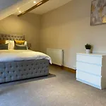 Grove House - 4 Bedroom Sleeps 8 Only 1 Mile From Centre Будинок відпочинку