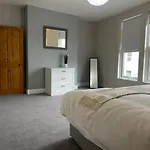 Grove House - 4 Bedroom Sleeps 8 Only 1 Mile From Centre Будинок відпочинку *