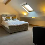 Grove House - 4 Bedroom Sleeps 8 Only 1 Mile From Centre *