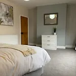Grove House - 4 Bedroom Sleeps 8 Only 1 Mile From Centre Будинок відпочинку *