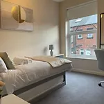 Grove House - 4 Bedroom Sleeps 8 Only 1 Mile From Centre Будинок відпочинку Лідс