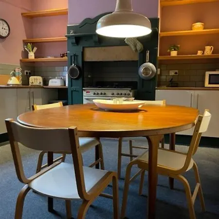 Grove House - 4 Bedroom Sleeps 8 Only 1 Mile From Centre