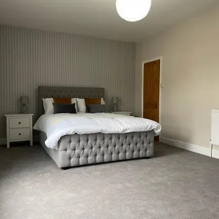 Grove House - 4 Bedroom Sleeps 8 Only 1 Mile From Centre Holiday home *