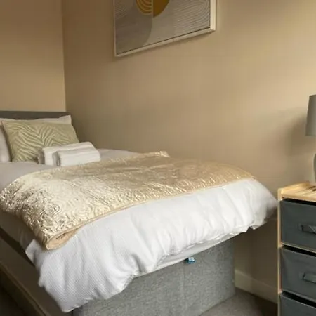 Grove House - 4 Bedroom Sleeps 8 Only 1 Mile From Centre