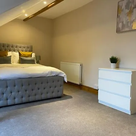 Grove House - 4 Bedroom Sleeps 8 Only 1 Mile From Centre Feriehus