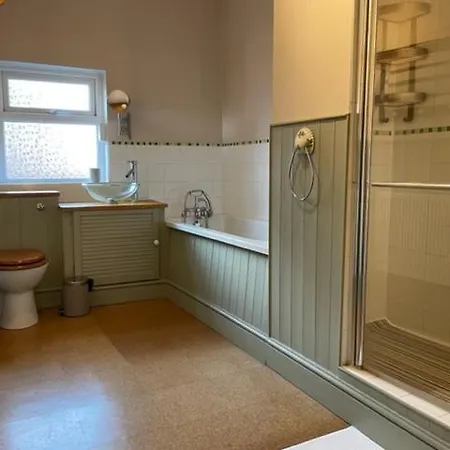 Grove House - 4 Bedroom Sleeps 8 Only 1 Mile From Centre