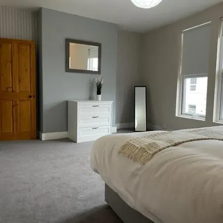 Grove House - 4 Bedroom Sleeps 8 Only 1 Mile From Centre בית נופש *