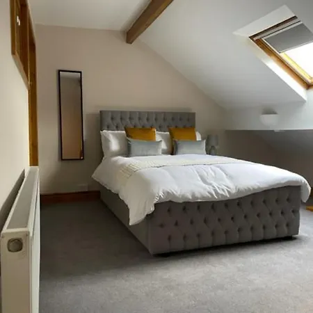 בית נופש Grove House - 4 Bedroom Sleeps 8 Only 1 Mile From Centre