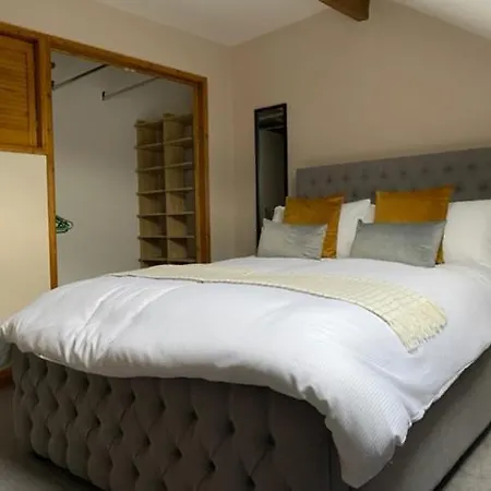 בית נופש Grove House - 4 Bedroom Sleeps 8 Only 1 Mile From Centre