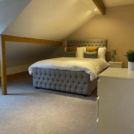 Grove House - 4 Bedroom Sleeps 8 Only 1 Mile From Centre Feriehus Leeds (West Yorkshire)