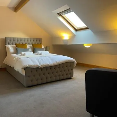 Grove House - 4 Bedroom Sleeps 8 Only 1 Mile From Centre *