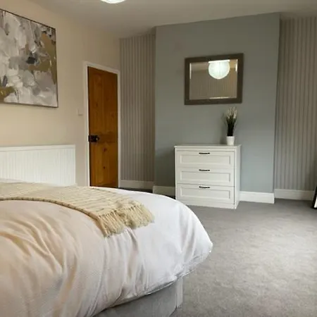 Grove House - 4 Bedroom Sleeps 8 Only 1 Mile From Centre בית נופש *