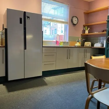 Grove House - 4 Bedroom Sleeps 8 Only 1 Mile From Centre בית נופש