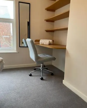 Grove House - 4 Bedroom Sleeps 8 Only 1 Mile From Centre