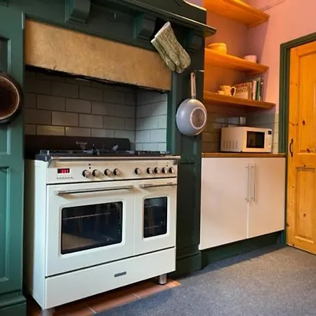 Feriehus Grove House - 4 Bedroom Sleeps 8 Only 1 Mile From Centre Leeds (West Yorkshire)