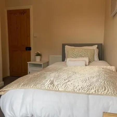 Grove House - 4 Bedroom Sleeps 8 Only 1 Mile From Centre * לידס