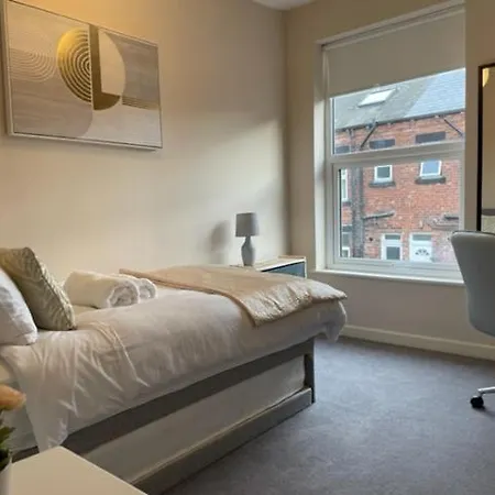 Grove House - 4 Bedroom Sleeps 8 Only 1 Mile From Centre Holiday home Leeds (West Yorkshire)