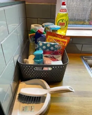 Grove House - 4 Bedroom Sleeps 8 Only 1 Mile From Centre * Leeds (West Yorkshire)