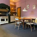 Grove House - 4 Bedroom Sleeps 8 Only 1 Mile From Centre * Leeds (West Yorkshire)