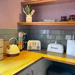 Holiday home Grove House - 4 Bedroom Sleeps 8 Only 1 Mile From Centre *