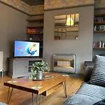 Grove House - 4 Bedroom Sleeps 8 Only 1 Mile From Centre *